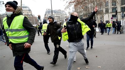 الشرطة تطلق الغاز المسيل للدموع على المتظاهرين في فرنسا (فيديو)