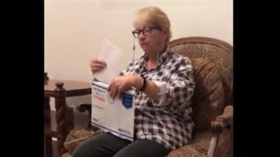 رد فعل عجوز حصلت على تذكرة لحضور حفل لمغنيها المفضل (فيديو)