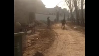 أم ترمي طفلها بطريقة مروعة على الأرض (فيديو)