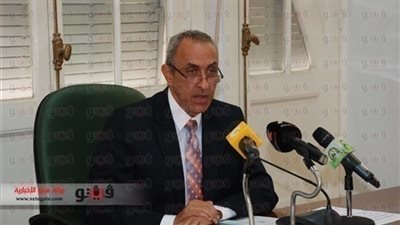 مؤيدو وزير الزراعة يرقصون على أنغام 