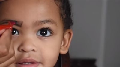 أم تحول طفلتها لموتنا بطلة ديزني بالمكياج ( فيديو)