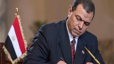 وزير القوى يسلم 52 عاملا عقودا للعمل بإحدى دول الخليج
