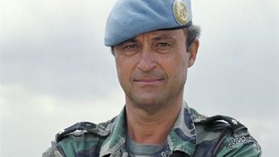 «جريفيث» يعين جنرالا هولنديا قائدا لبعثة المراقبة الأممية في الحديدة