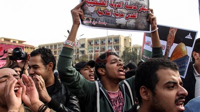 وقفة احتجاجية في جامعة عين شمس للتنديد بقرار ترامب (فيديو)