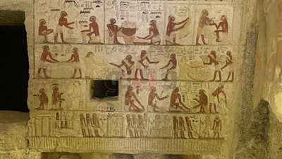 سفير فرنسا بالقاهرة يشيد باكتشاف مقبرة الأسرة الخامسة في سقارة (صور)