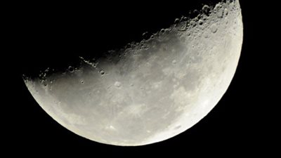 «التربيع الأول» يزين السماء.. الليلة