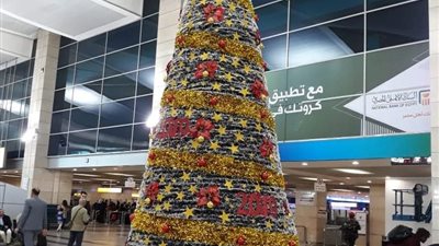 أشجار الكريسماس وبابا نويل يزينان صالات مطار القاهرة (صور)