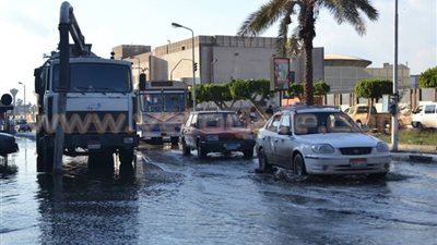 بالصور.. محافظة القاهرة تدفع بسيارات شفط المياه إلى مدينة نصر