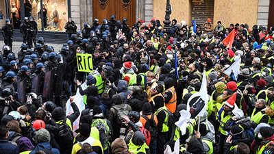 لعنة البريكست.. إعصار «السترات الصفراء» يضرب بريطانيا (صور)