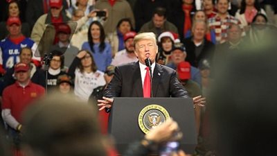 ترامب يواصل ديكتاتوريته ويطالب واشنطن بوست بطرد صحفي