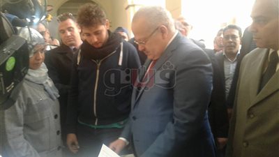 رئيس جامعة القاهرة يتفقد انتخابات اتحاد الطلبة (فيديو وصور)