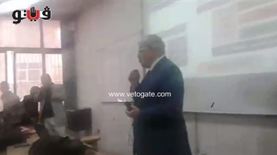 رئيس جامعة القاهرة يحاضر الطلاب في «تخطيط عمراني» (فيديو)