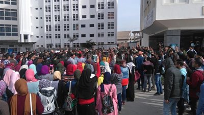 المئات من طلاب جامعة دمنهور يشاركون في وقفة تضامنية مع القدس