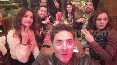 بالصور.. فتحي عبد الوهاب يتحدى الإرهاب بتونس ويتجول في شارع بورقيبة