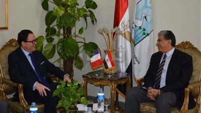 بالصور.. وزير البيئة يلتقي السفير الفرنسي (صور)