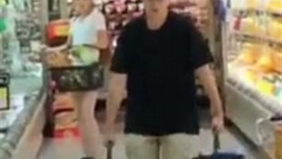 مراهق يسرق الخمور أمام المتسوقين (فيديو وصور)