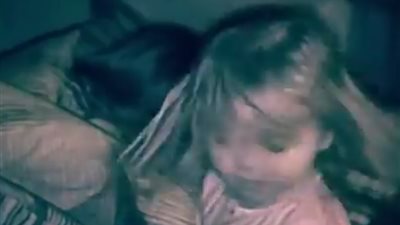 تعرف على الطفلة التي لا تنام (فيديو)