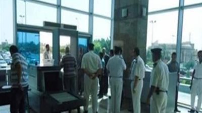 سلطات مطار القاهرة تضبط 27 هاربا من تنفيذ أحكام و303 مخالفات مرورية