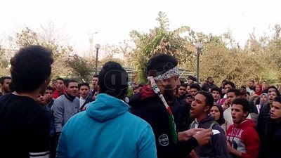 نائب رئيس جامعة حلوان يقود وقفة احتجاجية ضد قرار ترامب