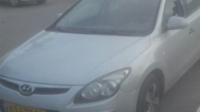 فلسطيني يطلق النار على سيارة للمستوطنين بالخليل