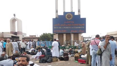 وصول 946 راكبا وتداول 186 شاحنة بميناء نويبع