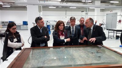 سفير قبرص يزور المتحف المصري الكبير (صور)