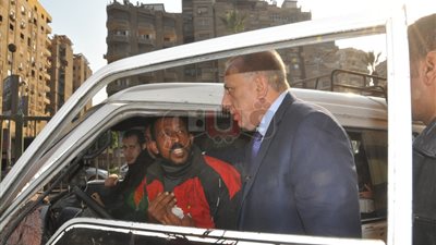 محافظ الجيزة يسحب رخصة سيارة مخالفة بالطريق العام (صور)