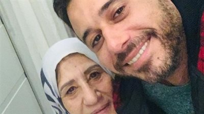 أحمد السعدني مهنئا والدته بعيد ميلادها: «أهم كائن في الكرة الأرضية»