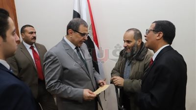 سعفان يسلم هويات المصريين مستحقي المعاشات التقاعدية بالعراق (صور)