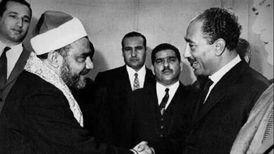 اكتشف «النقشبندي» وكان يطرب بصوت «أسمهان».. أنور السادات «الرئيس السمّيع»