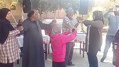 شباب بعد السبعين.. «مسنين الخانكة» يرقصون على «الدنيا زي المرجيحة» (فيديو)