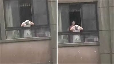 مشهد صادم لرجل يغسل شعره من الشامبو تحت المطر (فيديو)