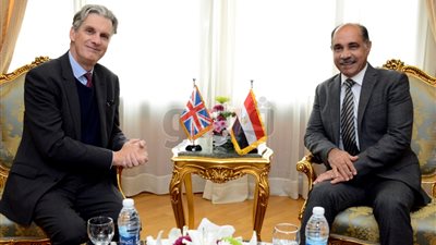 وزير الطيران يلتقي السفير البريطاني بالقاهرة