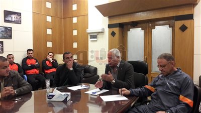 طلعت يجتمع بلاعبي سموحة قبل بداية أول تدريب له مع الفريق (صور)