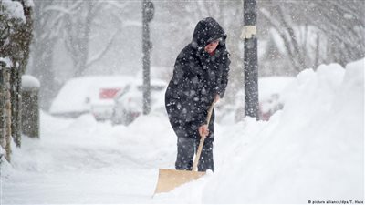 كمية كبيرة من الألبان تتحول إلى جليد بأحد شوارع غربي ألمانيا