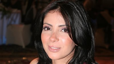 منى زكي تغادر مطار القاهرة متجهة إلى لبنان