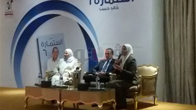 نبيلة مكرم وأشرف راشد يشاركان في حفل توقيع كتاب «استمارة 6» (صور)