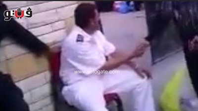 بالفيديو.. مواطنة تقدم «رشوة» لأمين شرطة من أجل إدخال طعام لمحتجز