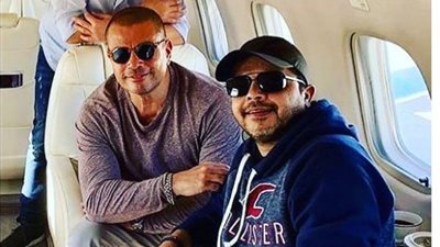 عمرو دياب بصحبة محمد هنيدي في الطائرة خلال عودته من السعودية