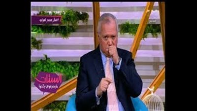 وزير الخارجية الأسبق يبكي على الهواء بسبب نصيحة والده.. (فيديو)