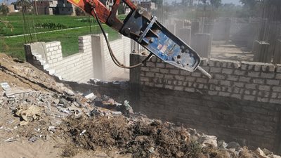 15 صورة ترصد حملات إزالة 170 حالة تعد بقرى قنا