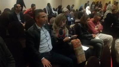 المتحدث العسكري السابق وزوجته يشاركان في توقيع «استمارة 6»