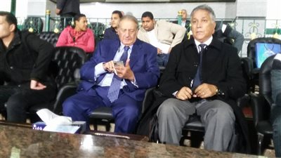 رئيس المقاصة يهنئ لاعبيه بالفوز على الأهلي داخل غرف الملابس