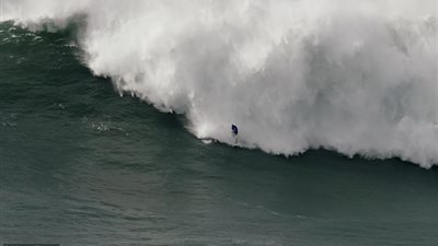 شاب يصارع خمس أمواج كادت تفقده حياته (فيديو وصور)