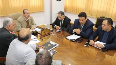 محافظ دمياط يطالب مجلس الأمناء بعدم تنظيم احتفالات بالمدارس (صور)