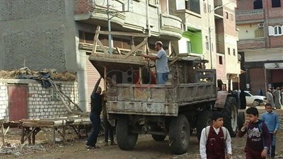 شن حملة لإزالة إشغالات الباعة الجائلين في دمياط (صور)