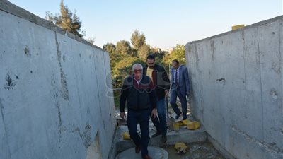 محافظ الجيزة يتسلق السقالات الحديدية الخطرة بمحطة مياه جزيرة الدهب