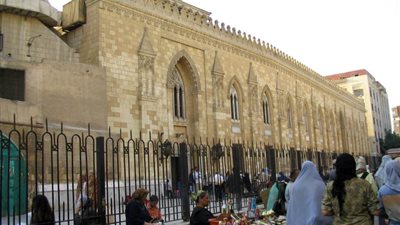 حلقات لتلاوة القرآن ومآدب طعام بالسيدة زينب