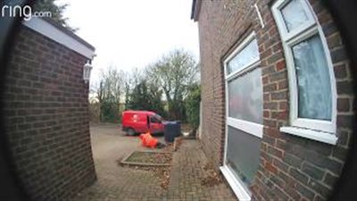 سقطة مروعة لساعي بريد أمام منزل (فيديو)