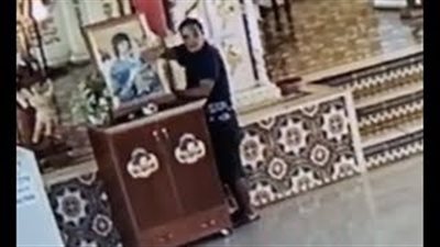 حرامي يتظاهر بالصلاة ويسرق تبرعات كنيسة (فيديو)